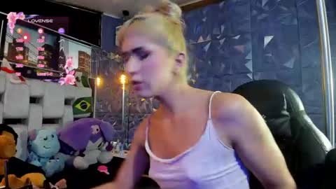 Isabella online show from July 8, 1:04 pm