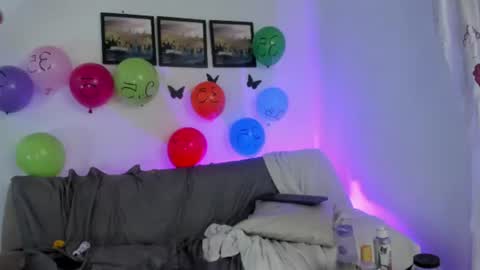 isa__sweet_ online show from June 18, 6:35 am