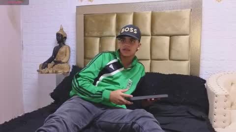 Snapshot of isaac_collins_ chatting on November 16, 3:06 pm Isaac online show from November 16, 3:06 pm