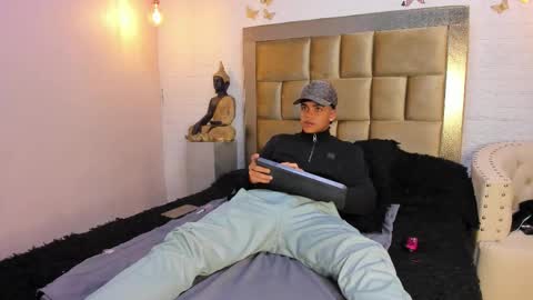 Snapshot of isaac_collins_ chatting on November 17, 12:22 pm Isaac online show from November 17, 12:22 pm