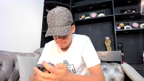 Snapshot of isaac_collins_ chatting on November 23, 6:52 pm Isaac online show from November 23, 6:52 pm