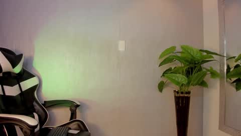 Isaac  online show from December 4, 9:45 pm