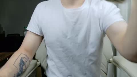 Snapshot of isaac_sheffield chatting on June 8, 5:52 am isaac online show from June 8, 5:52 am