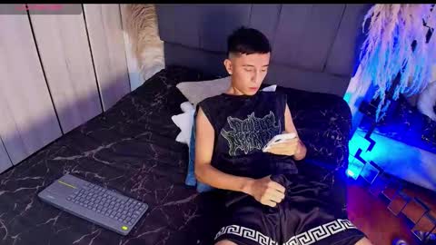 Snapshot of isaac_tan chatting on February 26, 4:44 am Isaac tan online show from February 26, 4:44 am