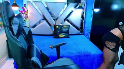 isaacnova online show from April 6, 5:03 pm