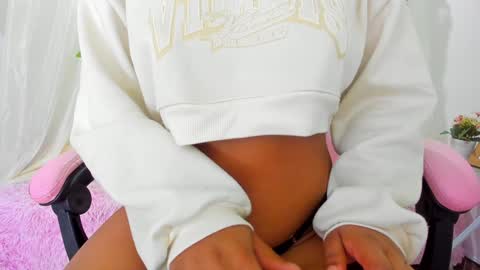 Snapshot of isabela_gonzalez_ chatting on December 17, 7:50 am ISA online show from December 17, 7:50 am