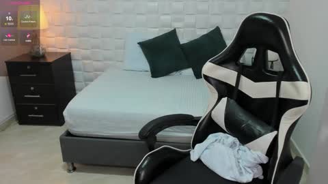 Isabel florez online show from December 3, 6:17 pm