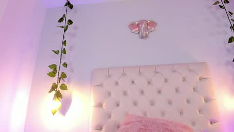 Snapshot of isabella_flowerss chatting on January 16, 2:41 am online show from January 16, 2:41 am