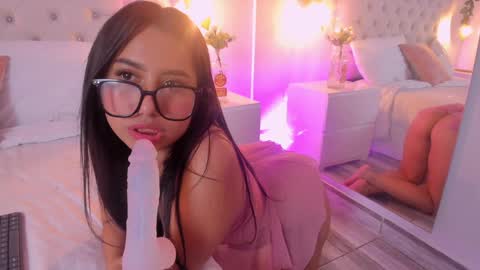 Snapshot of isabella_flowerss chatting on February 5, 10:12 pm online show from February 5, 10:12 pm