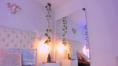 Snapshot of isabella_flowerss chatting on February 19, 1:51 am online show from February 19, 1:51 am