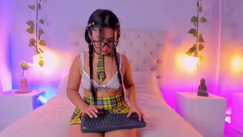 Snapshot of isabella_flowerss chatting on February 20, 7:52 pm online show from February 20, 7:52 pm