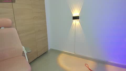 Isabella Thompson online show from March 11, 8:53 pm