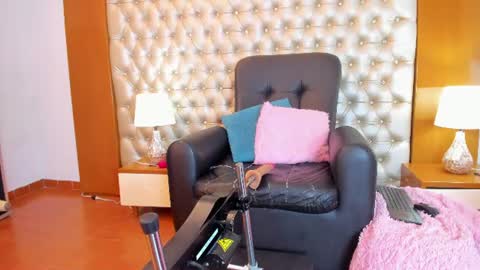isabellaalux_ online show from July 8, 8:57 pm