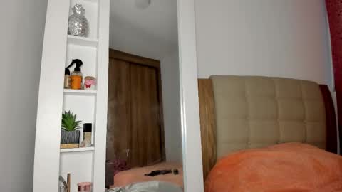 Snapshot of isabellabeker_ chatting on October 25, 8:11 am ISABEL online show from October 25, 8:11 am