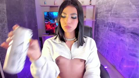 Snapshot of isabellefoxx chatting on December 21, 5:25 am Isa online show from December 21, 5:25 am