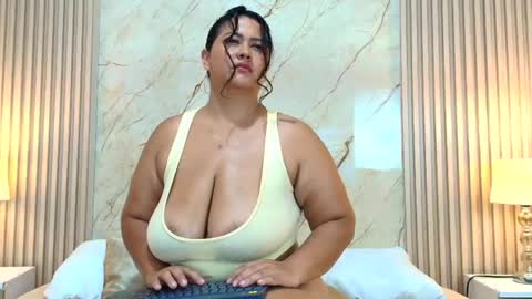 Snapshot of isabellmendez_ chatting on July 28, 10:42 pm IsabellMendez online show from July 28, 10:42 pm