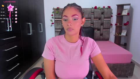 Snapshot of isabelreyes_ chatting on December 4, 8:51 pm Hi mi name is Isabel  online show from December 4, 8:51 pm
