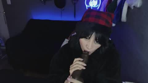 Snapshot of isis_diosa chatting on December 6, 12:02 am Ana Maria online show from December 6, 12:02 am