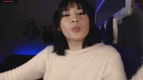 Snapshot of isis_diosa chatting on December 16, 10:45 pm Ana Maria online show from December 16, 10:45 pm