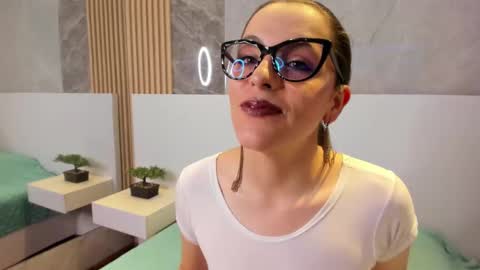 Snapshot of isisnoir chatting on September 13, 2:28 pm Isis Noir online show from September 13, 2:28 pm