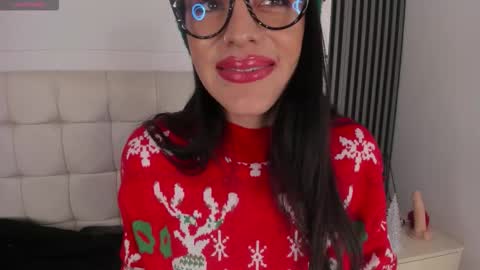 Snapshot of isisnoir chatting on December 4, 6:27 pm Isis Noir online show from December 4, 6:27 pm