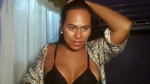 Snapshot of islandvelvet chatting on December 18, 4:40 am IslandVelvet online show from December 18, 4:40 am