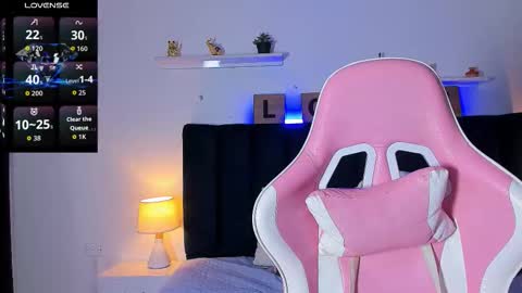 Snapshot of issac_james chatting on November 11, 6:13 am Issac online show from November 11, 6:13 am