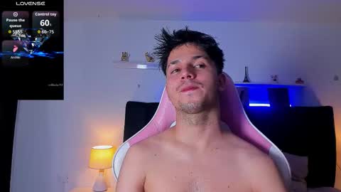 Snapshot of issac_james chatting on November 18, 3:23 am Issac online show from November 18, 3:23 am