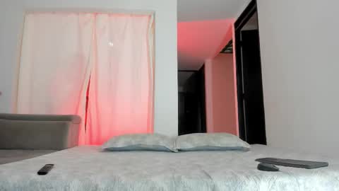 Snapshot of issalovexxx chatting on February 15, 6:37 pm Isabella online show from February 15, 6:37 pm