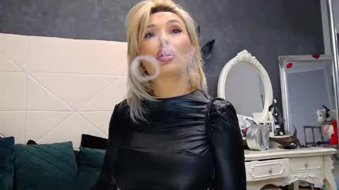 IssaSmyth online show from September 29, 6:18 am