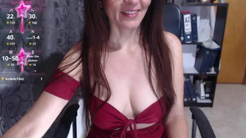 Snapshot of issy_mel chatting on April 2, 10:35 am Issy online show from April 2, 10:35 am