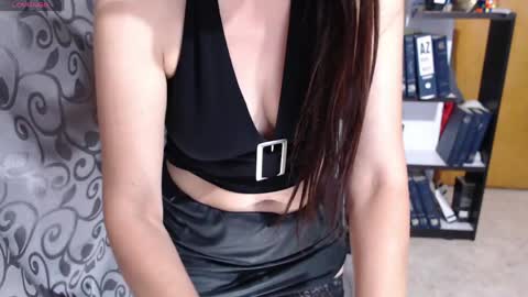 Snapshot of issy_mel chatting on April 15, 10:22 am Issy online show from April 15, 10:22 am