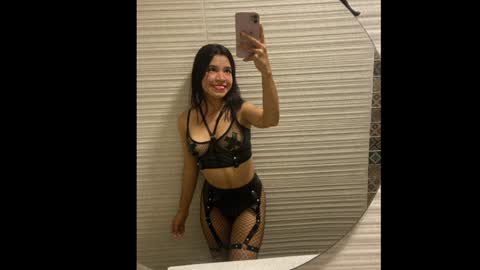 Snapshot of its_lola chatting on January 8, 2:35 pm   online show from January 8, 2:35 pm