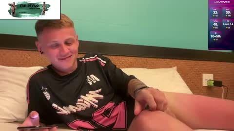 Snapshot of its_mylo chatting on May 5, 2:36 pm Mylo online show from May 5, 2:36 pm