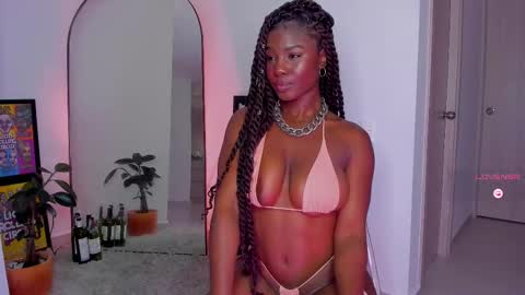 Snapshot of itslau_ chatting on February 9, 8:44 am lau online show from February 9, 8:44 am