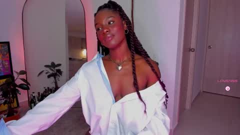 Snapshot of itslau_ chatting on February 11, 8:05 am lau online show from February 11, 8:05 am