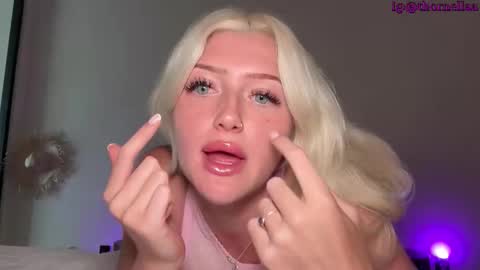 Snapshot of itslunaaaaa chatting on February 24, 3:37 am Luna online show from February 24, 3:37 am