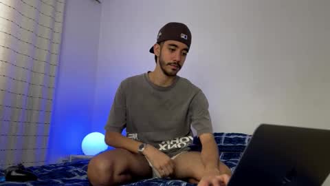 Snapshot of itsmartin_ chatting on February 11, 9:09 pm itsmartin_ online show from February 11, 9:09 pm