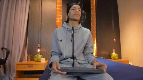 Snapshot of itszairen chatting on February 9, 3:43 am itszairen online show from February 9, 3:43 am