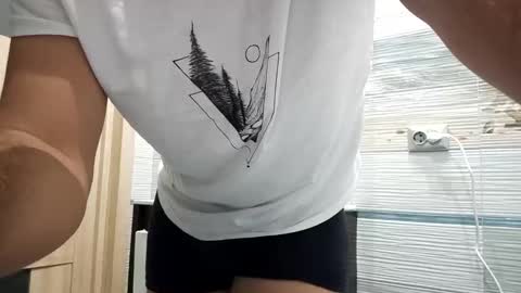 Snapshot of ivanes888 chatting on December 1, 3:33 am Mickey online show from December 1, 3:33 am