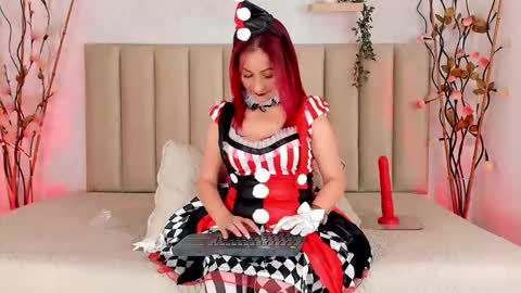 Ivone Adams online show from October 31, 8:21 pm