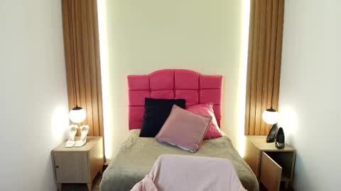 Snapshot of ivonneross_ chatting on February 18, 12:23 pm I V O N N E R O S S online show from February 18, 12:23 pm