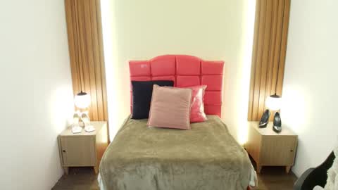 Snapshot of ivonneross_ chatting on February 24, 12:14 pm I V O N N E R O S S online show from February 24, 12:14 pm