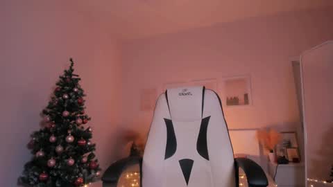 Snapshot of ivyhoney chatting on December 17, 6:45 am IVY - Follow me 3 online show from December 17, 6:45 am