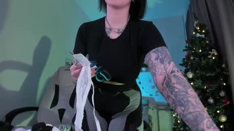 Snapshot of ivyhoney chatting on December 31, 6:37 am IVY - Follow me 3 online show from December 31, 6:37 am