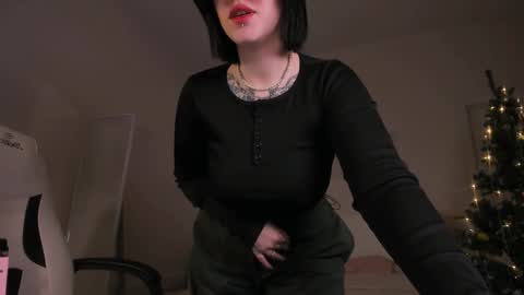 Snapshot of ivyhoney chatting on January 2, 6:29 am IVY - Follow me 3 online show from January 2, 6:29 am