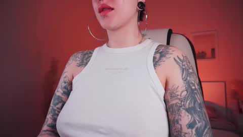 Snapshot of ivyhoney chatting on February 26, 7:53 am IVY - Follow me 3 online show from February 26, 7:53 am