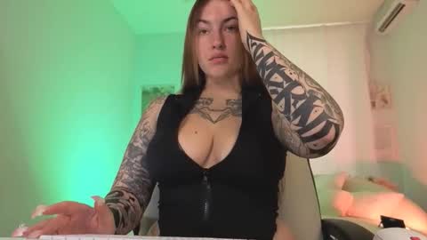 Snapshot of ivyhoney chatting on September 12, 9:31 am IVY - Follow me 3 online show from September 12, 9:31 am