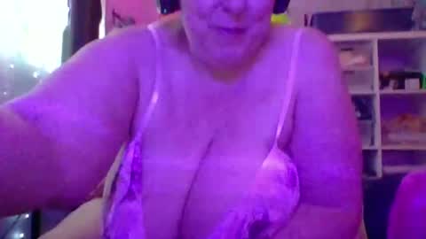 ivyjane3522 online show from June 2, 11:18 pm