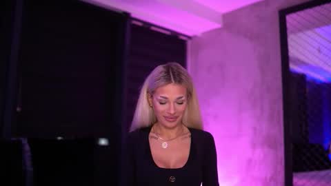 IvyRowa online show from November 9, 6:06 pm